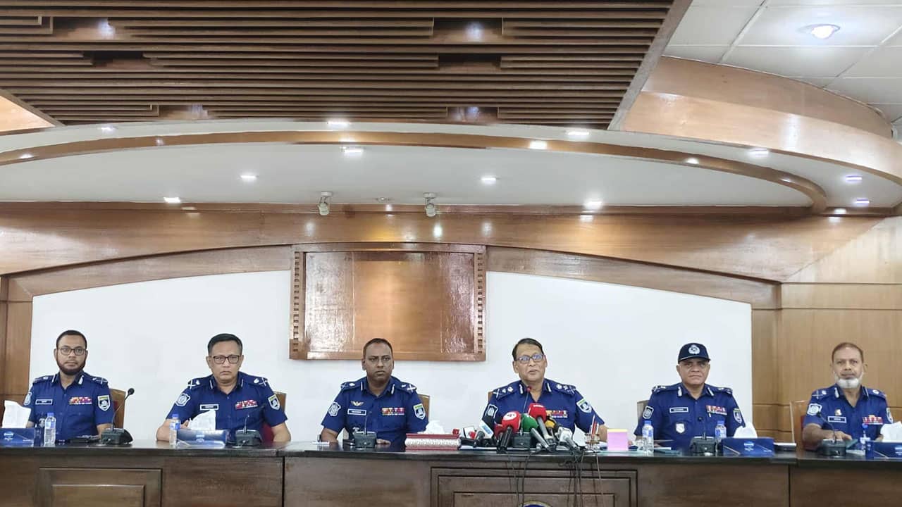 পূজা মণ্ডপে নিরাপত্তা নিশ্চিতে কড়া নজরদারি রেখেছে পুলিশ : আইজিপি- খবরটির স্থিরচিত্র