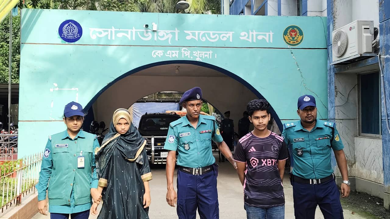 বাবা হত্যায় কিশোর ছেলে ও ছেলের নববিবাহিত স্ত্রীর দায় স্বীকার- খবরটির স্থিরচিত্র